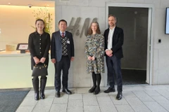 Vietnamese Ambassador to Sweden (second, from left) Tran Van Tuan meets with representatives of H&M. (Photo: moit.gov.vn) 