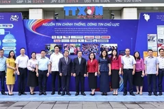 Vice Chairman of the Party Central Committee’s Commission for Information, Education and Mass Mobilisation Lai Xuan Mon pose for a photo with VNA's leaders and staff. (Photo: VNA)
