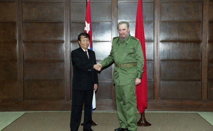 President Tran Duc Luong meets President Fidel Castro during an official friendly visit to Cuba, April 9, 2000. (Photo: VNA)