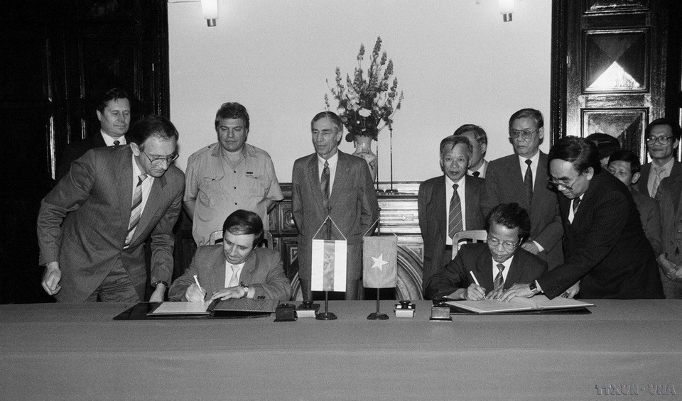 Deputy Chairman of the Council of Ministers Tran Duc Luong and his Belarusian counterpart Nikolay Kostikov sign the Vietnam–Belarus Cooperation Agreement in Hanoi, March 19, 1992. (Photo: VNA)