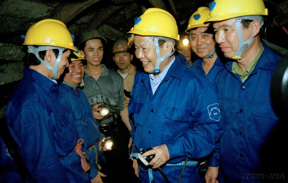 President Tran Duc Luong visits coal miners of Khe Cham Coal Company during underground mining operations, 2002. (Photo: VNA)