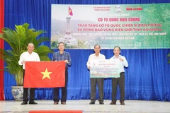 An Giang: 10,000 national flags presented to people in border areas 